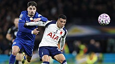 Pedro Porro z Tottenhamu se sna�í nepustit k mí�i Pedra Neta z Chelsea.