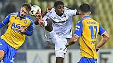 Plze�ský úto�ník Rafiu Durosinmi se sna�í hrát mí� mezi dv�ma soupe�i z Teplic.