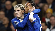 Joao Pedro z Chelsea (vpravo) slaví sv�j gól se spoluhrá�em Alejandrem...