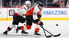 Bobby Brink z Philadelphie se sna�í prosadit proti Jaku Sandersonovi z Ottawy.