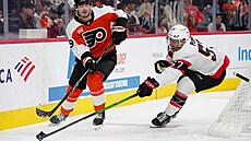 Ottawský obránce David Perron (vpravo) se natahuje po p�ihrávce Jamieho...