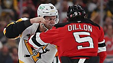 P�stní souboj Anthonyho Manthy z Pittsburghu a Brendena Dillona z New Jersey