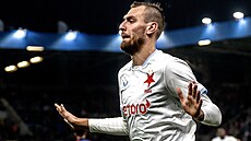 Slávistický útoník Tomá Chorý nechce slavit svj druhý gól proti Plzni.