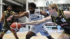 Opavský David Moty�ka se natahuje po mí�i p�ed LJ Bryanem z D��ína.