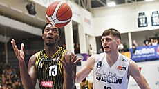 Opavský Clevon Brown chytá mí� p�ed Janem �t�rbou z D��ína.