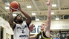 D��ínský Dashwan Davis zakon�uje okolo Davida Moty�ky z Opavy.