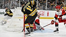 Bostonský útoník Casey Mittelstadt pekonává brankáe Frederika Andersena z...