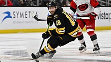 Bostonský útoník Pavel Zacha v utkání proti Carolin