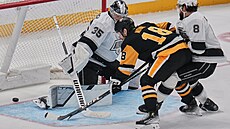 Tommy Novak z Pittsburgu zblízka p�ekonává branká�e Darcyho Kuempera z Los...