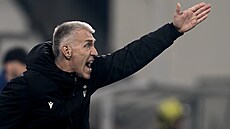 Plze�ský trenér Martin Hyský b�hem zápasu proti Slavii