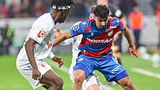 Plze�ský obránce Merchas Doski se sna�í udr�et mí� p�ed Davidem Mosesem ze...