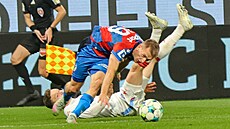 Amar Memi� z Plzn� p�echází p�es Luká�e Provoda ze Slavie.