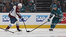 Útoník Martin Neas z Colorada stílí gól v utkání proti San Jose.