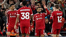 Fotbalisté Liverpoolu se radují z gólu Mohameda Salaha.