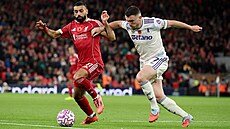 Liverpoolský Mohamed Salah (vlevo) v b�eckém souboji s Johnem McGinnem z Aston...