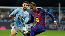 Lamine Yamal z Barcelony dr�í mí� v utkání proti Celt� Vigo.