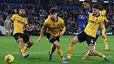 Obránci Ladislav Krej�í a Santiago Bueno z Wolverhamptonu se sna�í zblokovat...