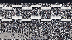 Letecká fotografie zachycuje velké mnoství návtvník, kteí se shromádili...