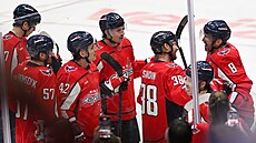 Spoluhrá�i z Washingtonu postupn� gratulují Alexandru Ove�kinovi k 900. gólu v...