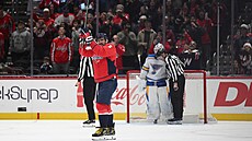 Alexandr Ove�kin tleská fanou�k�m, v pozadí branká� Jordan Binnington vrací...