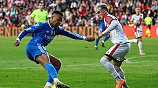 Kylian Mbappé kli�kuje kolem Pepa Chavarrii z Rayo Vallecano.
