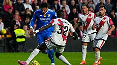 Jude Bellingham se sna�í projít skrz obranu Rayo Vallecano.