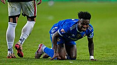 Vinicius padá po souboji v zápase Realu s Vallecanem.