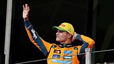 Lando Norris mává fanou�k�m po výh�e v Brazílii.