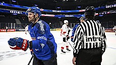 eský útoník Filip Chlapík míí po vstelené brance slavit ke stídace.