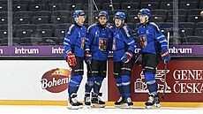 �e�tí hokejisté se radují z gólu Filipa Chlapíka (druhý zprava).