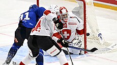 �eský úto�ník Matyá� Kantner se tla�í p�ed �výcarského branká�e Reta Berru,...