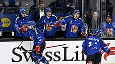 etí hokejisté oslavují gól obránce Mariana Adámka (vlevo na led).