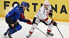 �eský obránce Libor Hájek dostupuje �výcarského úto�níka Tylera Moye (95).