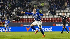Daniel Va�ulín slaví branku do sít� Pardubic.