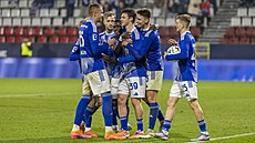 Dominik Jano�ek (s �íslem 39) slaví branku do sít� Pardubic.