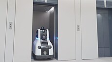 Bezpe�nostní robot Cocobo hlídkuje na leti�ti a v p�ípad� napadení vypou�tí...