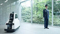 Bezpe�nostní robot Cocobo hlídkuje na leti�ti a v p�ípad� napadení vypou�tí...