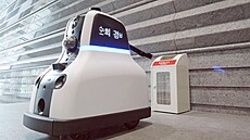 Bezpe�nostní robot Cocobo hlídkuje na leti�ti a v p�ípad� napadení vypou�tí...