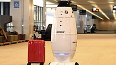 Bezpe�nostní robot Cocobo hlídkuje na leti�ti a v p�ípad� napadení vypou�tí...