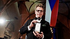 Medaile Za zásluhy o stát v oblasti um�ní se nachází v rukou dirigenta Jakuba...