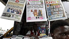 Den po hrozb. Nigerijská média informující o poselství Donalda Trumpa této...