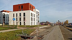 Bytové domy Za Jízdárnou záí novotou, sousední komunikace teprve vznikají.