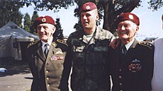 U výsadká�� v Chrudimi v roce 2002, Rudolf Krzák vlevo, vpravo Jaroslav Kleme�.