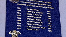 Pam�tní deska na dom� rodiny Krzákových v Bernarticích.