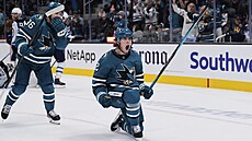 Will Smith slaví rozhodující branku San Jose Sharks proti Winnipeg Jets.