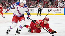 Jaroslav Chmela� (vlevo) brání puk p�ed Simonem Edvinssonem.