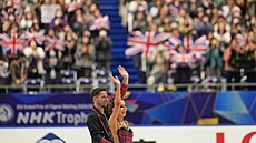 Lilah Fearová a Lewis Gibson zdraví diváky na NHK Trophy.