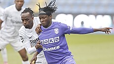 Liberecký Aziz Kayondo brání v p�ístupu k mí� Aboubacara Traoreho z Karviné.