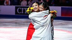 NYNÍ KAMARÁDKY, ZA CHVÍLI U RIVALKY. Mone ibová (vlevo) v objetí se svou...