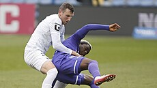 Liberecký obránce Marek Icha skládá k zemi Emmanuela Ayaosiho z Karviné.